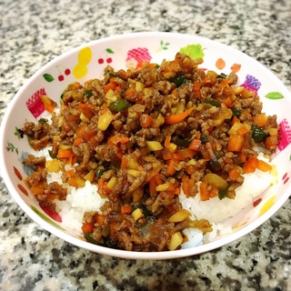 みじん切り野菜とひき肉の丼